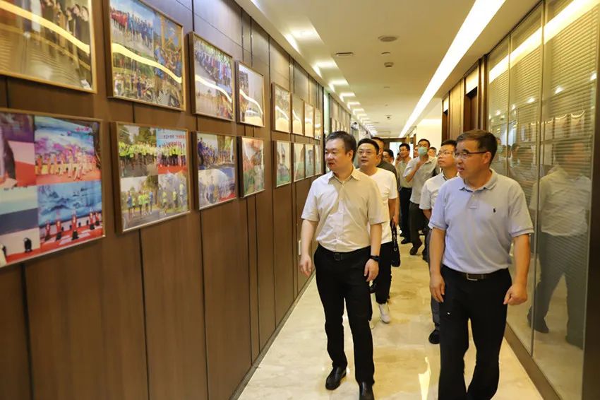 慈溪市委副书记、市长章程来控股公司及外贸服务中心看望外贸员工并调研(图1) 4-220P3161356458.jpg