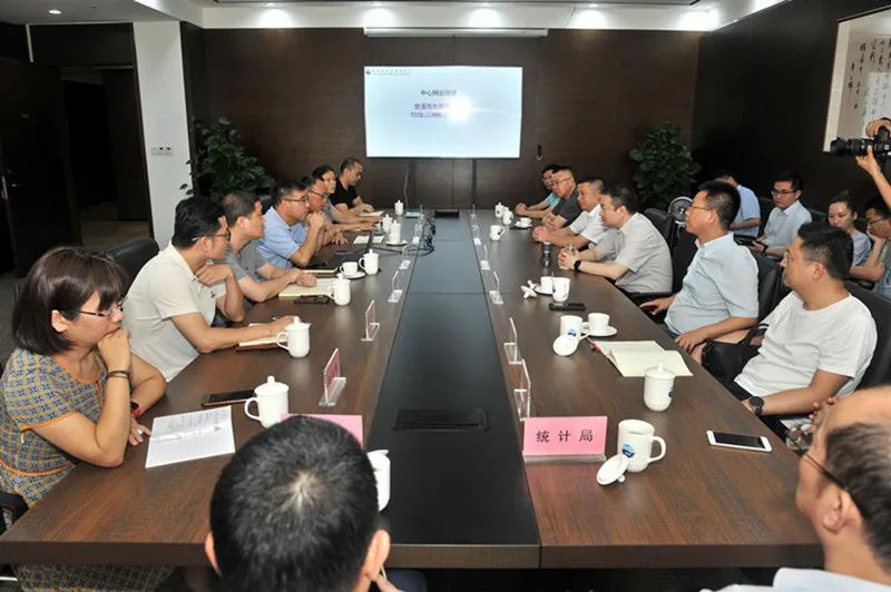 慈溪市委副书记、市长章程来控股公司及外贸服务中心看望外贸员工并调研(图3) 4-220P31614231H.jpg